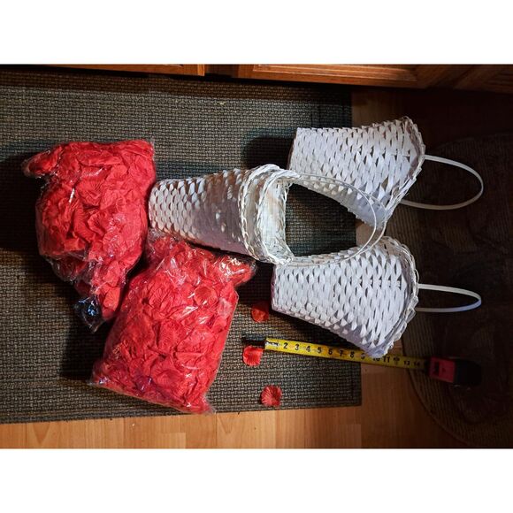 NEW-4 white wicker Baskets with 2 large bags of silk Red Rose Petals -Weddings - Picture 1 of 9
